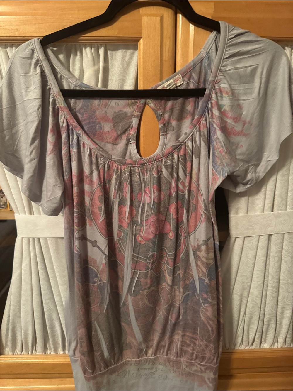 Women's Light Gray Floral-Print Short Sleeve Tunic with Keyhole Back